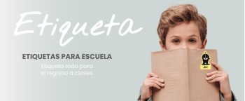 Niño con cuaderno etiquetado